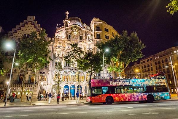 El Barcelona Night Tour passant per davant de la Casa Batlló / Foto: Pep Herrero (TMB)