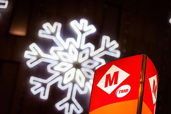 Llum de Nadal i banderola de Metro / Foto: TMB