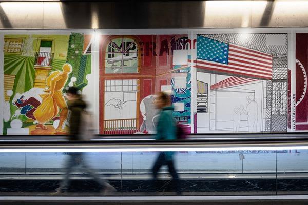 El passadís d'enllaç del metro de Diagonal vinilat amb la intervenció artística de Ramón Esono / Foto: Pep Herrero (TMB)