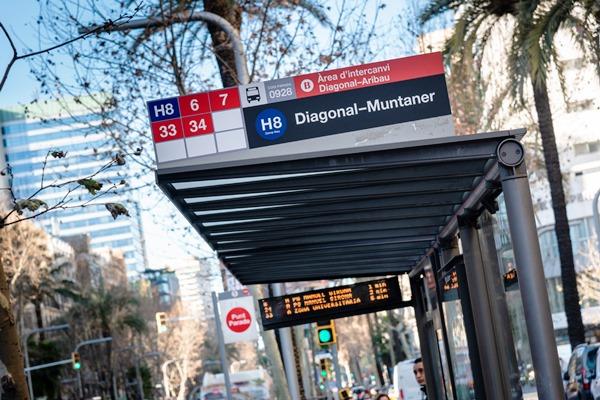 Una marquesina de l'avinguda Diagonal amb la pantalla d'informació de fons / Foto: Pep Herrero (TMB)