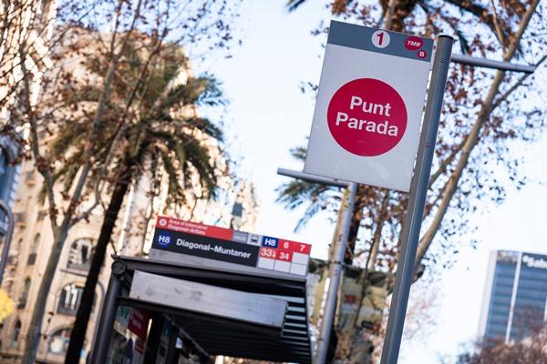 Detall d'un pal de parada doble a l'avinguda Diagonal de Barcelona / Foto: Pep Herrero (TMB)