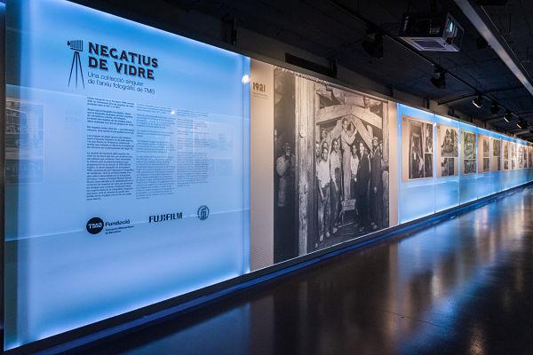 A l'interior de l'Espai Mercè Sala s'hi exhibeix la mostra "Negatius de vidre" / Foto: Pep Herrero (TMB)