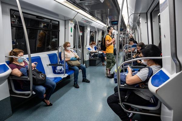 El metro i el bus mantenen el notable com a valoració, també en temps de pandèmia / Foto: TMB