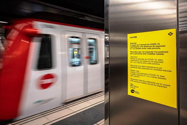 Cartell informant de les mesures contra la Covid-19 als ascensors en una estació de metro / Foto: Pep Herrero (TMB)