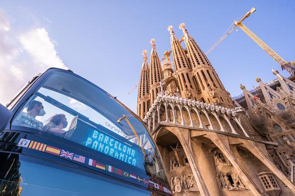 Passatgers de la ruta Barcelona Panoràmica admiren la Sagrada Família des del pis superior del Barcelona Bus Turístic / Foto: Pep Herrero (TMB)