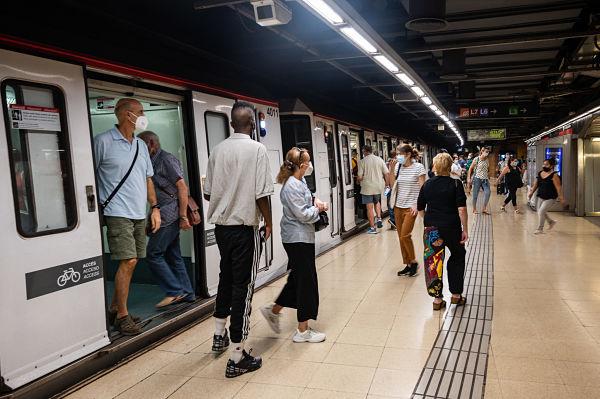 Passatgers a l'estació de metro Catalunya de la línia 1 / Foto: Pep Herrero (TMB)