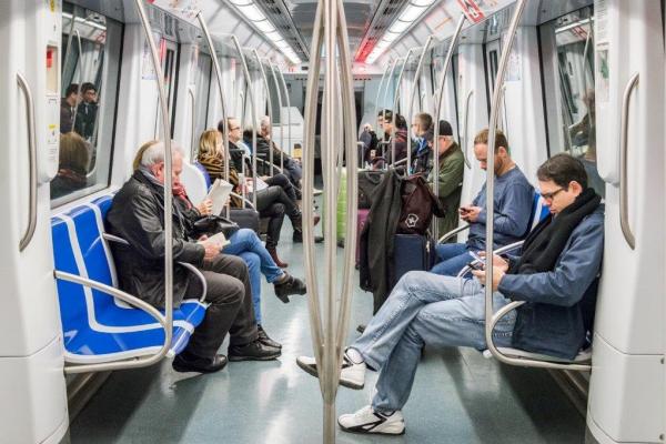 Usuaris del metro dins un comboi / Foto: TMB
