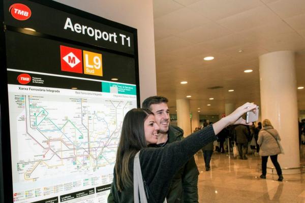 Selfie a la nova estació de metro Aeroport T1  / Foto: Miguel Ángel Cuartero