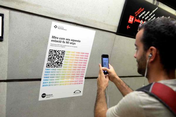 Codi QR a l'estació de metro de Rocafort / Foto: Miguel Ángel Cuartero
