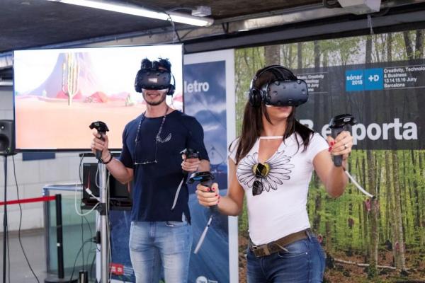 Dos dels afortunats que van aconseguir una invitació per provar l'experiència de realitat virtual a Universitat / Foto: Miguel Ángel Cuartero (TMB)