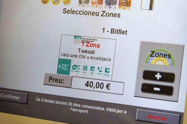 Les vendes de la T-usual es disparen a les màquines distribuïdores de la xarxa de metro / Foto: Miguel Ángel Cuartero (TMB)