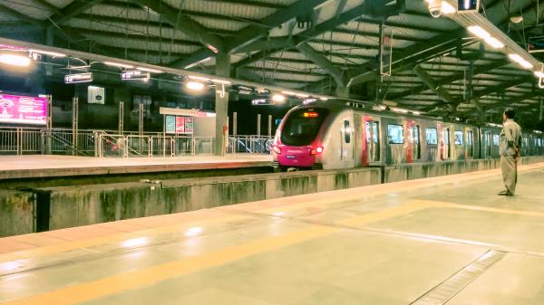 Imatge de l'estació d'Azad Nagar, de la línia de metro que Bombai va inaugurar l'any 2014 / Foto: Ashwin Kumar, a Wikipedia