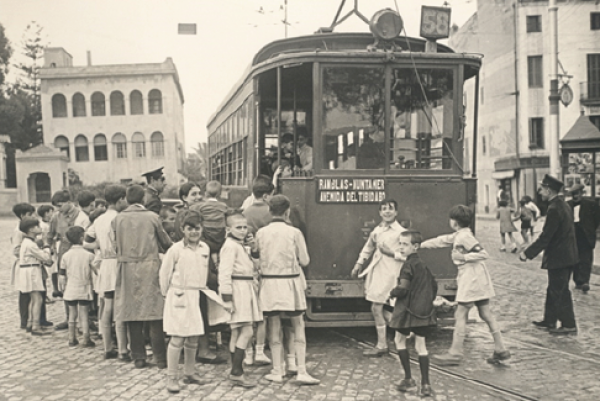 Escolars pujant al tramvia 58 / Foto: Arxiu TMB