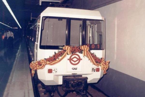 Metro engalanat per a la inauguració de la línia 2 / Foto: Arxiu TMB