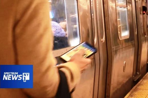 La majoria dels usuaris estan contents amb la tornada dels trens R32 / Foto: Captura del vídeo de Spectrum News NY1
