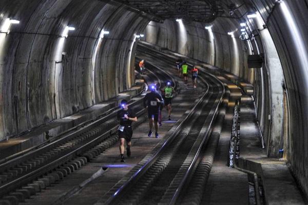 Alguns dels participants de la cursa per l'interior del metro de Bilbao / Imatge: web El Correo