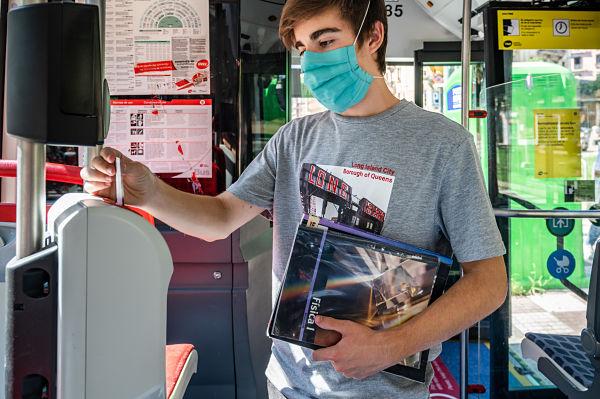 Usuari amb mascareta en un autobús de TMB / Foto: Pep Herrero (TMB)