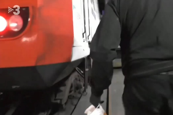 Un grafiter s'acosta al tren que vol vandalitzar