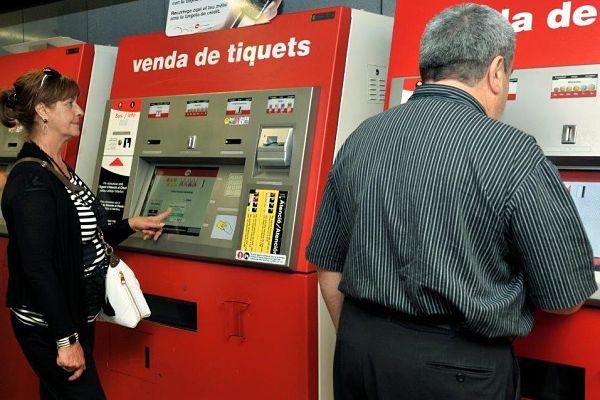 Compra de bitllets en una distribuïdora del metro / Foto: Miguel Ángel Cuartero (TMB)