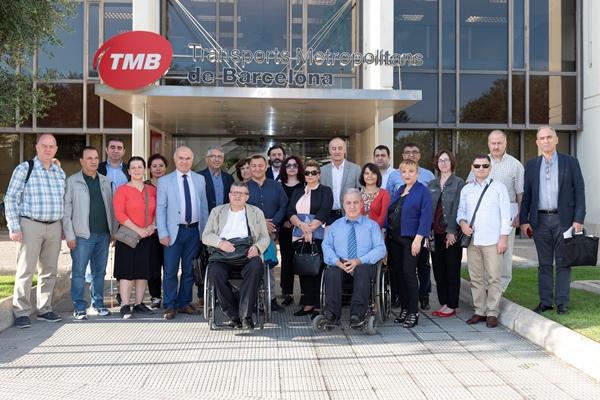 Els membres de la delegació amb directius de TMB a la porta de la seu de l'empresa / Foto: Miguel Ángel Cuartero (TMB)
