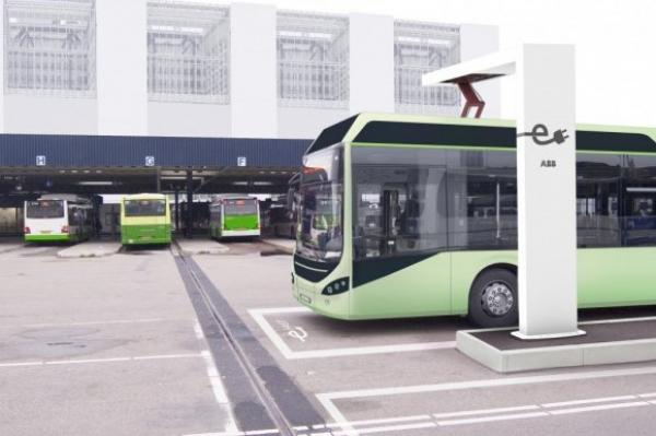 Autobusos elèctrics Volvo i estació de càrrega / Foto: BusWorld