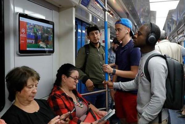 Passatgers del metro de Moscou seguint el futbol en directe / Foto: Reuters