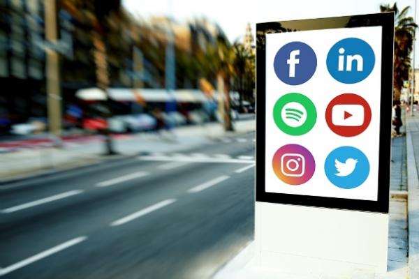 Símbols de xarxes socials en un plafó publicitari