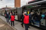 Informadors de l'MWC reben els usuaris de la llançadora a la terminal de la plaça Espanya / Foto: Pep Herrero (TMB)