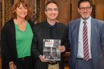 La presidenta de TMB, Laia Bonet, amb l'autor del llibre, Ricard Fernández i Valentí, i el conductor de l'acte de presentació de la publicació, Xavier Graset / Foto: Pep Herrero (TMB)