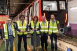 Pere Torres, Ricard Font, Laia Bonet, Gerardo Lertxundi i Òscar Playà davant del primer nou tren destinat a l'L3 de metro / Foto: Pep Herrero (TMB)