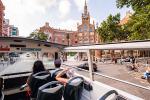 Un bus turístic davant del recinte modernista de Sant Pau / Foto: Pep Herrero (TMB)