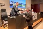 El conseller delegat de TMB, Gerardo Lertxundi, rep el premi Bonaplata. /Foto: TMB