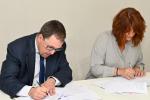 La presidenta de TMB, Laia Bonet, i el president de RENFE, Luis Blanco, signen l'acord. /Foto: M.A. CUARTERO (TMB)