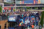 Un bus turístic vinilat a la seva sortida de l'Spotify Camp Nou / Foto: Pep Herrero (TMB)