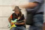 Un músic al metro tocant al Punt de Músics ubicat a l'estació de La Sagrera / Foto: Miguel Ángel Cuartero (TMB)