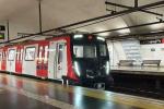 Imatge del tren de la sèrie 8000 al seu pas per l'estació d'Espanya L1 / Font: TMB