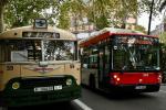 El bus clàssic Chausson Urbas 59 de la Fundació TMB aturat a la plaça d'Urquinaona, al costat un bus de la flota actual de TMB / Pep Herrero (TMB)