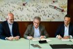 Els directius de TMB i Global, en un moment de la signatura del contracte / Foto: Miguel Ángel Cuartero (TMB)