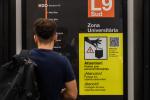 Imatge vinil amb codi QR a l'estació d'Aeroport T1 / Foto: Jordi López (TMB)