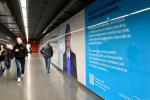 El mural instal·lat al passadís de l'estació Arc de Triomf de la L1 (direcció Hospital de Bellvitge) d'Eurofirms i TMB / Foto: Miguel Ángel Cuartero (TMB)