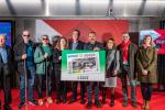 Representants de l'ONCE Catalunya i de TMB posen amb una reproducció del cupó dedicat al centenari de Metro / Foto: Pep Herrero (TMB)