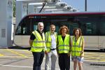 La presidenta de TMB, Laia Bonet; el conseller delegat de TMB, Xavier Flores; el director de la xarxa de bus, Jacobo Kalitovics i la directora d'infraestructures de bus, Natàlia Bigas; posen davant dels nous carregadors al CON de Zona Franca / Foto: Pep Herrero (TMB) 