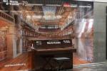 El piano de paret porta des del mes de març instal·lat a l'estació de Diagonal, ara es quedarà de forma permanent al metro / Foto: Miguel Ángel Cuartero (TMB)