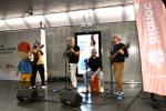 El grup musical Xiula ha ofert una actuació al metro en l'acte de presentació de la campanya del Mou-te pel càncer infantil / Foto: Miguel Ángel Cuartero (TMB)
