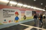 L'exposició sobre la campanya Mou-te i el Posa't la gorra es pot veure al vestíbul de l'estació de Diagonal L5, davant del Punt TMB/ Foto: Miguel Ángel Cuartero (TMB)