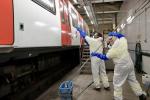 Dos tècnics de TMB netejant un tren a l'àrea de rentat de grafitis / Foto: Miguel Ángel Cuartero (TMB)