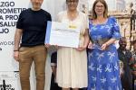 La directora de l'àrea per a les persones, Nazaret González, rep el guardó. /Foto: TMB