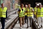 Les autoritats visitant el tram renovat de via a l'L1 entre Santa Eulàlia i Mercat Nou / Foto: Pep Herrero (TMB)