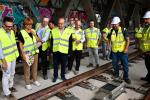 La comitiva admira un dels nous aparells de via que ha incorporat a Mercat Nou aquesta obra a l'L1 / Foto: Pep Herrero (TMB)