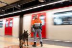 Un vigilant de seguretat a l'andana del metro / Foto: TMB
